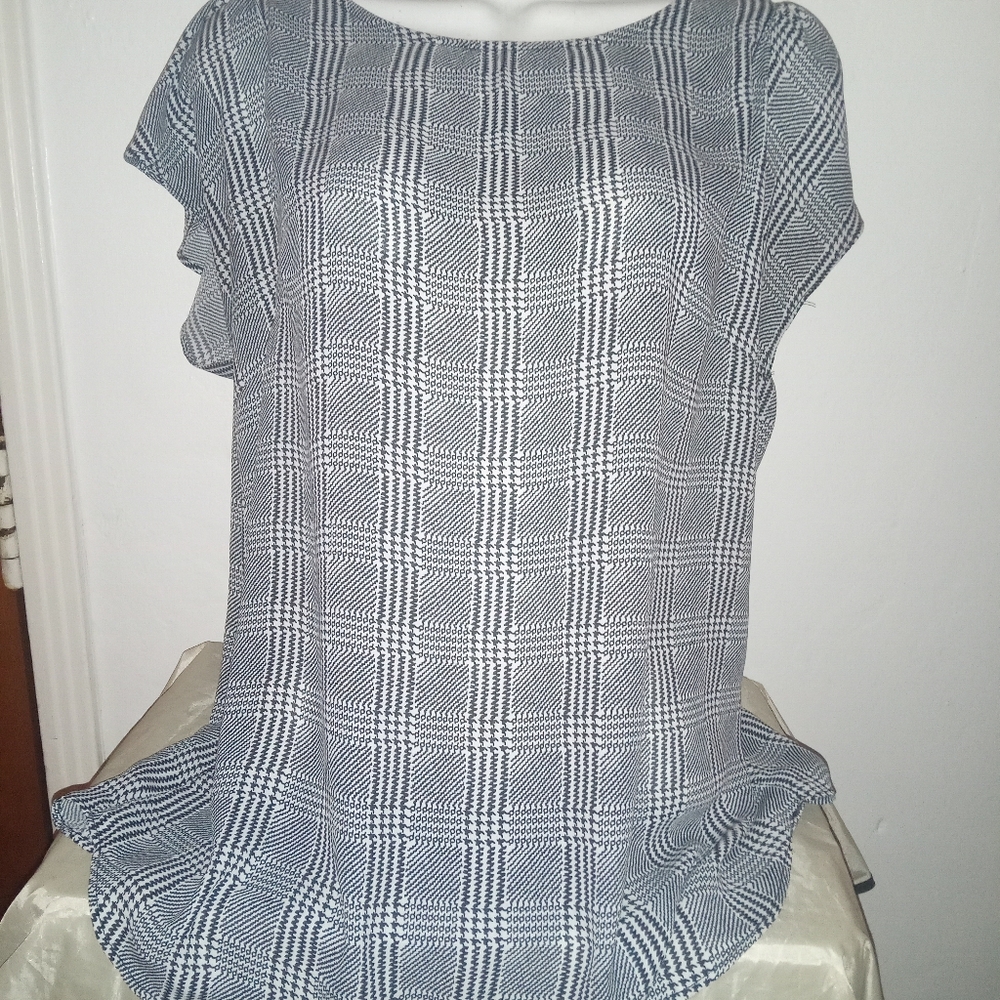 Stylish Black and White Women's Top Short Sleeve Size Medium
